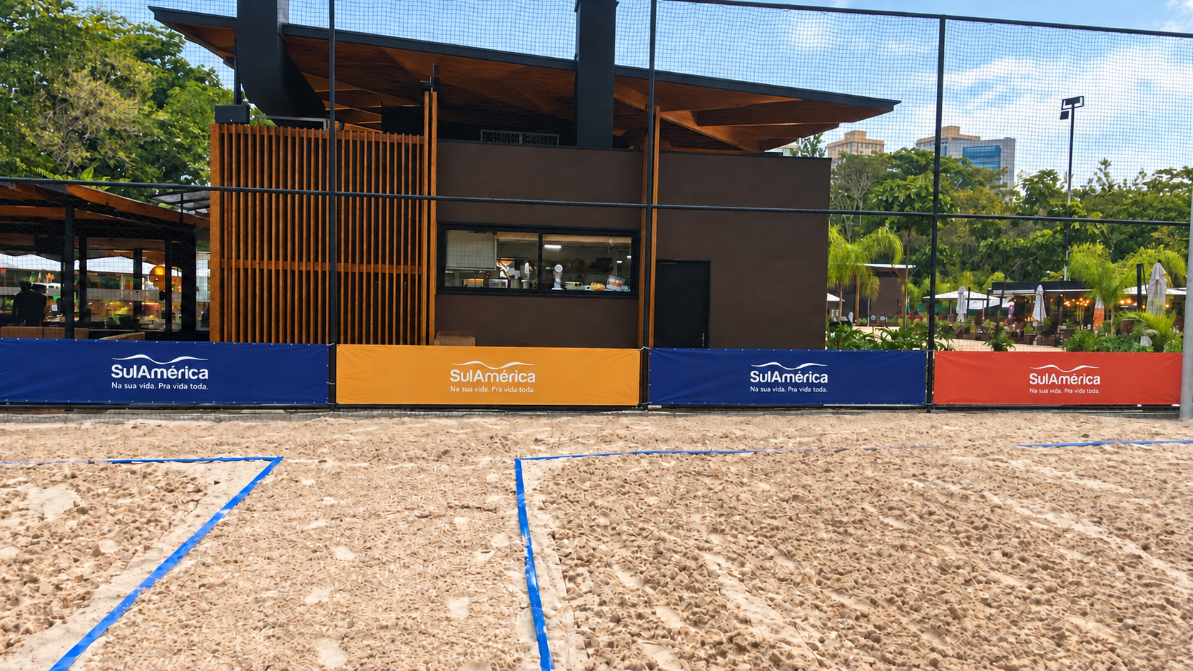 Quadra de beach tennis com painel e placas da SulAmérica na Orla TotalPass
