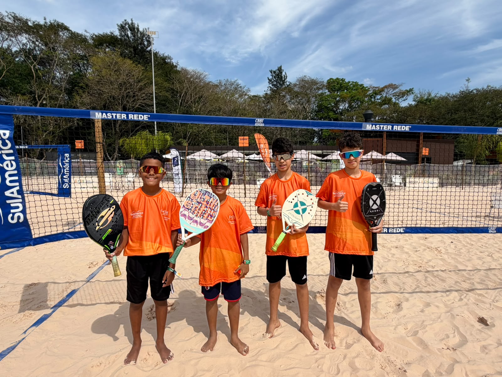 Crianças participantes do projeto Mais Beach Tennis na quadra de beach tennis da Orla TotalPass