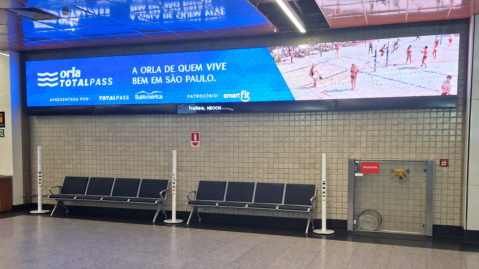 Circuito de mídia digital — painel da Orla TotalPass apresentada por SulAmérica no Aeroporto de Congonhas